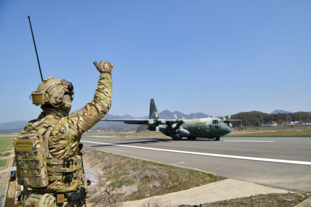 공군 공정통제사(CCT)들이 비상활주로에서 공군 C-130 수송기를 유도 통제해 비상활주로에 착륙하는 훈련을 하고 있다. 사진 제공=공군
