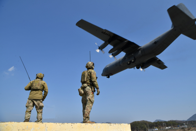 공군 공정통제사(CCT)들이 전방 항공추진보급기지(ATSP) 활주로에 보급물자 하역 후 이륙하는 우리 공군 C-130 수송기를 관제하고 있다. 사진 제공=공군