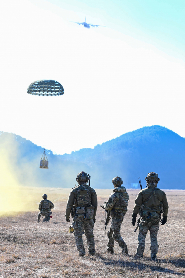 공군 공정통제사(CCT)들이 공군 C-130 수공기에서 목표지점에 투하된 보급품을 확인하고 있다. 사진 제공=공군