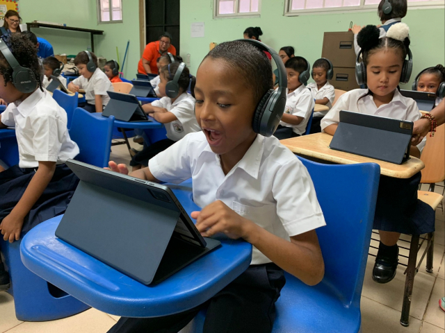 파나마 파나마시티 아라이한지역에 위치한 기예르모 안드레베 초등학교 학생이 포스코이앤씨가 기증한 디지털 학습기기를 사용하고 있다. /사진 제공=포스코이앤씨