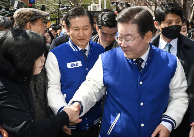 이재명 더불어민주당 상임공동선거대책위원장이 18일 서울 마포구 경의선숲길과 백범로 일대를 돌며 시민들에게 이지은(마포갑)·정청래(마포을) 후보의 지지를 호소하고 있다. 오승현 기자 2024.03.18