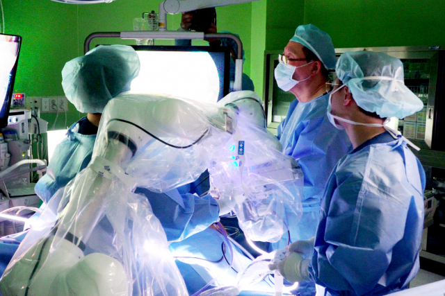 담낭 제거 수술에 투입된 두산로보틱스의 복강경 수술 보조 로봇.