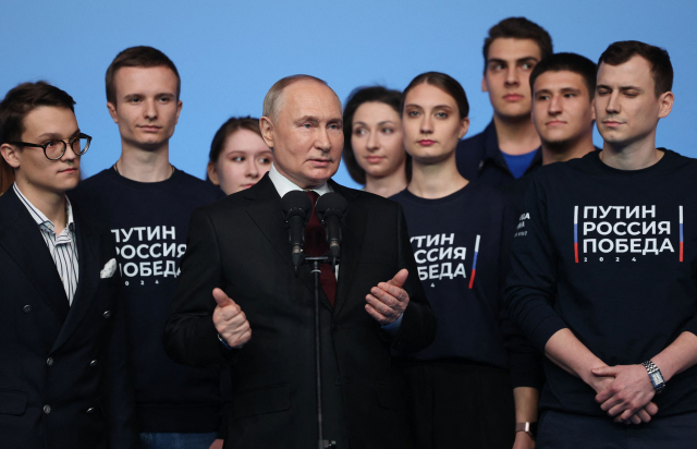블라디미르 푸틴(가운데) 러시아 대통령이 17일(현지시간) 모스크바 선거 캠프 본부에서 발언하고 있다. AFP연합뉴스