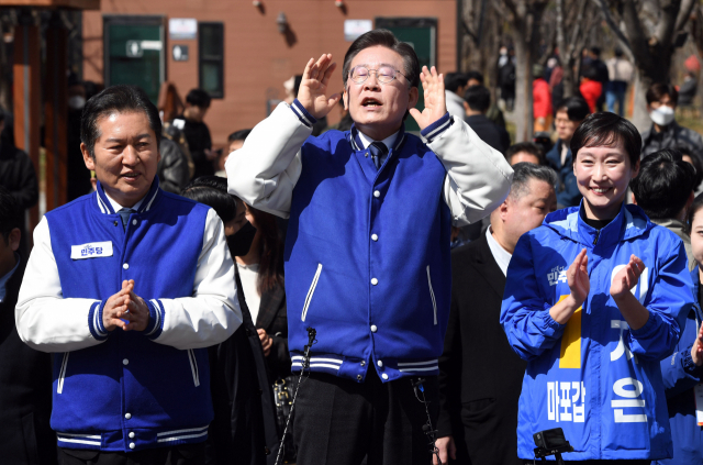 이재명(가운데) 더불어민주당 상임공동선거대책위원장이 18일 서울 마포구 경의선숲길을 방문해 현장 기자회견을 하고 있다. 기자회견에는 이지은(마포갑)·정청래(마포을) 후보가 함께 했다. 오승현 기자 2024.03.18