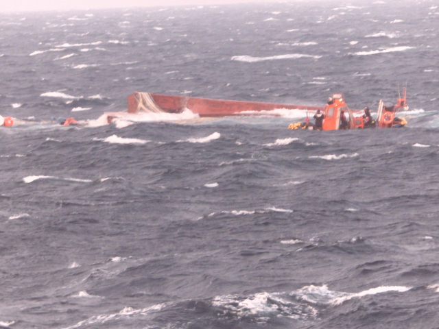 경북 포항시 구룡포 동쪽 120㎞ 해상에서 17일 오전 2시 44분께 9.77톤급 어선이 전복됐다. 사진 제공=포항해양경찰서