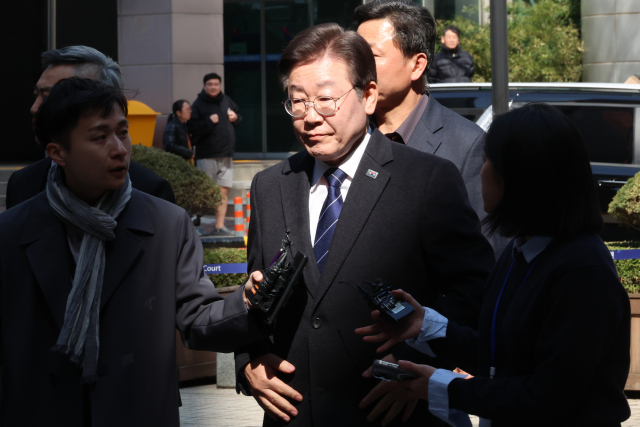 이재명 더불어민주당 대표가 18일 오후 서울 서초동 서울중앙지법에서 열리는 ‘공직선거법 위반 위증 교사 혐의’ 관련 1심 속행 공판에 출석하고 있다. 연합뉴스