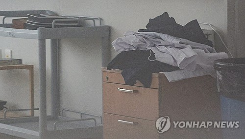 정부의 의대 증원 정책에 반발하는 전공의, 의대생, 의대 교수 등이 집단행동에 나서며 의료공백이 장기화하고 있는 17일 대구 한 대학병원 전공의 숙소에 사직서를 낸 전공의들의 가운이 남겨져 있다. 사진은 기사와 직접 관련 없음. 연합뉴스