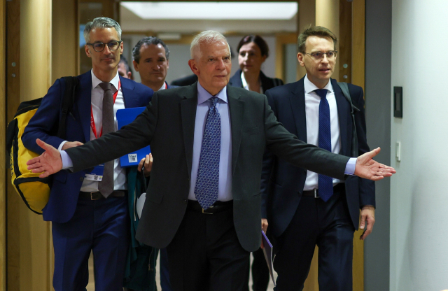 호세프 보렐(가운데) 유럽연합(EU) 외교안보 고위대표가 18일 벨기에 브뤼셀에서 열린 EU 외교장관회의의 시작을 알리며 손짓을 하고 있다. EPA연합뉴스