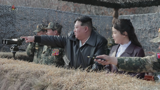 김정은 북한 국무위원장이 지난 15일 항공육전병부대(공수부대)들의 훈련을 지도했다고 조선중앙TV가 16일 보도했다. 연합뉴스