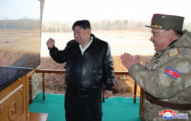 김정은 북한 국무위원장이 18일 서부지구 포병부대를 찾아 초대형방사포 사격훈련을 지도하고 있다. 연합뉴스