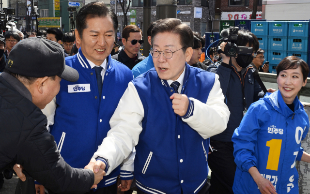 이재명 더불어민주당 상임공동선거대책위원장이 18일 서울 마포구 경의선숲길과 백범로 일대를 돌며 시민들에게 이지은(마포갑)·정청래(마포을) 후보의 지지를 호소하고 있다. 오승현 기자 2024.03.18