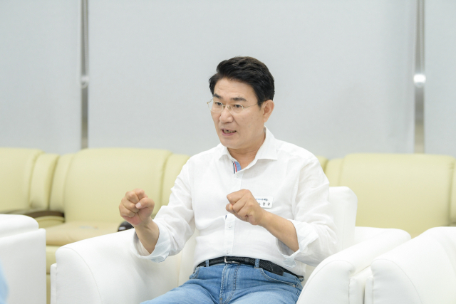 노관규 순천시장이 지난해 6월 15일 순천만국제습지센터 정원실에서 서울경제와 인터뷰를 하고 있다. 서울경제 DB