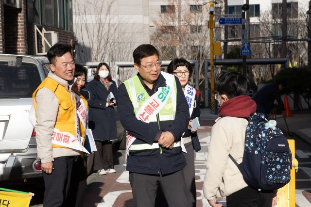 김경호 광진구청장(가운데)이 초등학교 통학로를 찾아 현장점검을 했다. 사진 제공=광진구청