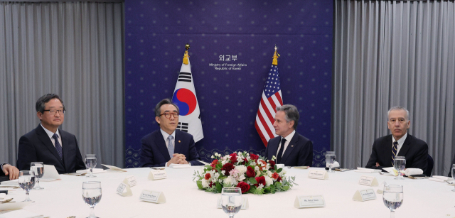 조태열 외교부 장관과 토니 블링컨 미국 국무부 장관이 18일 서울 종로구 외교부 청사에서 열린 한미외교장관 오찬회담에서 대화를 하고 있다.
