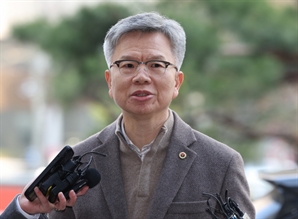 의협 간부·전공의 '면허정지' 속도 내는 정부…의대 교수들 "제자 건드리면 사직" 맞불