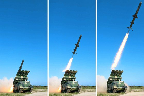 북한은 2017년 6월 김정은 국무위원장이 참관한 가운데 지대함 순항미사일 ‘금성-3호’ 시험 발사를 하고 있다. 사진 제공=노동신문