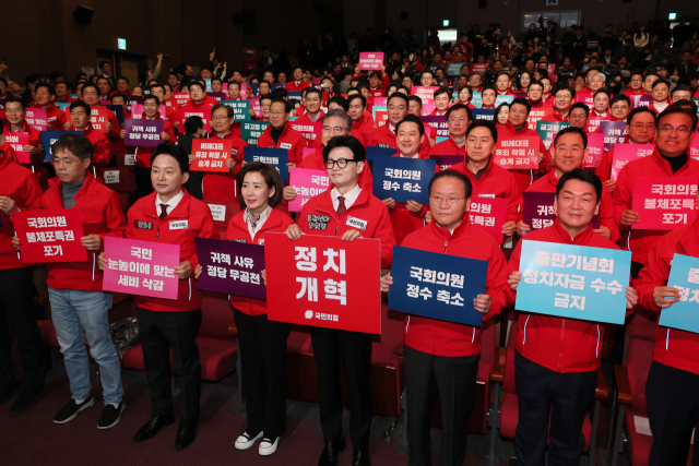 한동훈 국민의힘 비상대책위원장 겸 총괄선대위원장이 19일 국회 의원회관에서 열린 중앙선대위 발대식 및 공천자대회에서 정치개혁 퍼포먼스를 하고 있다. 연합뉴스