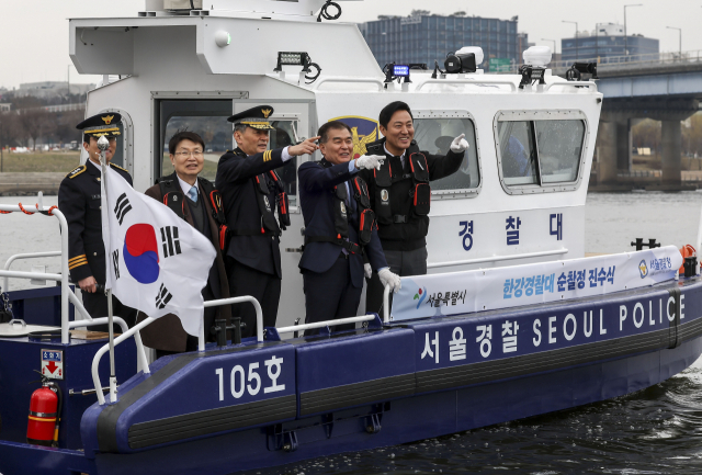 오세훈 서울시장과 조지호 서울경찰청장을 비롯한 참석자들이 19일 오전 서울 마포구 한강경찰대 망원본대 계류장에서 열린 한강경찰대 순찰정 진수식에서 한강경찰대 순찰정에 탑승한 뒤 한강을 살펴보고 있다. 연합뉴스