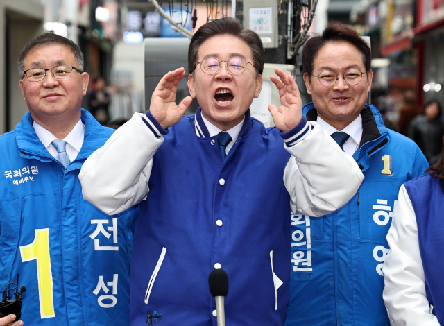 이재명 더불어민주당 대표가 19일 오전 강원 춘천시 중앙시장을 방문해 상인 및 시민들과 인사하고 있다. 연합뉴스