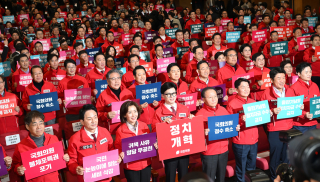 한동훈 국민의힘 중앙총괄선거대책위원장과 윤재옥·나경원·안철수·원희룡 공동선대위원장, 공천된 후보들이 19일 서울 여의도 국회의원회관에서 열린 '제22대 국회의원선거 국민의힘 중앙선대위 발대식 및 공천자대회'에서 국힘의 ‘정치개혁’ 공약이 적힌 피켓 들고 총선 필승을 다짐하고 있다. 오승현 기자 2024.03.19