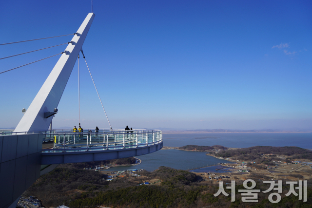 관광객들이 강화군 교동도의 화개산 전망대에서 북쪽을 바라보고 있다. 멀리 바다 건너 북한 황해도 연백평야가 아련하다.