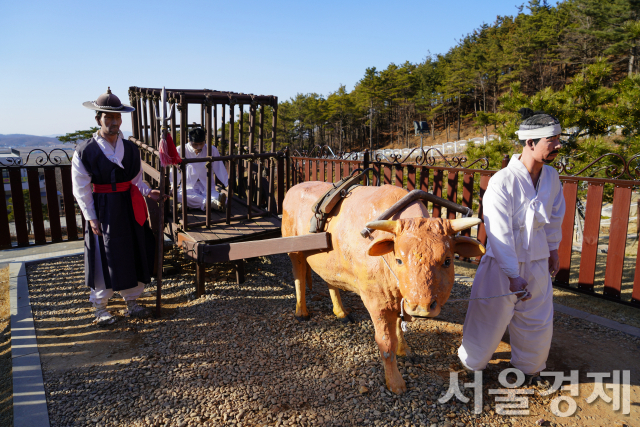 화개정원에 설치된 연산군 유배 조형물.