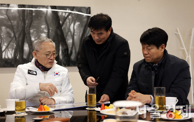 유인촌 문화체육관광부 장관이 최근 강화군 유니아일랜드에서 윤도영 강화군 부군수를 비롯한 강화군 관계자와 ‘소규모 관광단지’ 제도 도입에 대해 논의를 하고 있다. 사진 제공=문체부