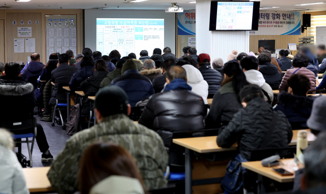 1월 16일 오전 서울 마포구 서울서부고용복지플러스센터를 찾은 구직자들이 실업급여 수급 자격 등과 관련한 설명을 듣고 있다. 연합뉴스