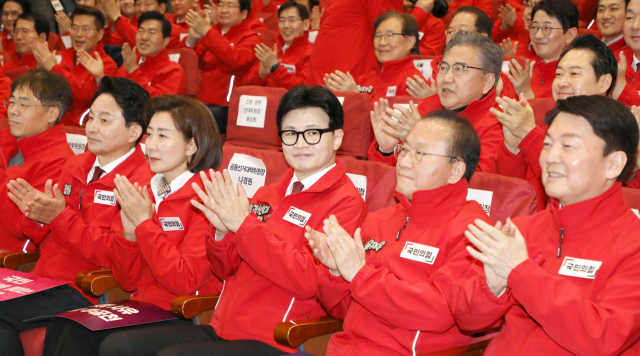 한동훈 국민의힘 중앙총괄선거대책위원장과 윤재옥·나경원·안철수·원희룡 공동선대위원장 등 국힘 선대위 지도부와 공천된 여당 후보들이 19일 서울 여의도 국회의원회관에서 열린 '제22대 국회의원선거 국민의힘 중앙선대위 발대식 및 공천자대회'에서 주요 공약에 대한 설명을 듣고 있다. 오승현 기자 2024.03.19