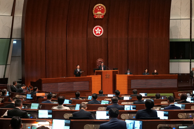 존 리 홍콩 행정장관이 19일 홍콩입법회에서 기본법 23조로 불리는 ‘국가보안법안’이 통과 후 연설을 하고 있다. 로이터연합뉴스