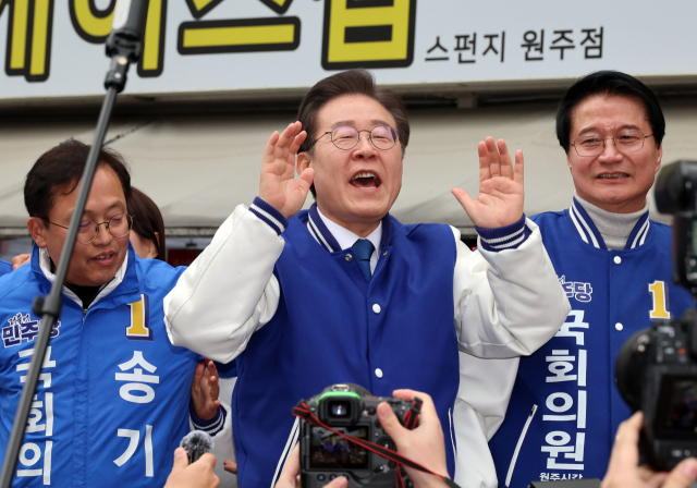 이재명 더불어민주당 대표가 19일 오후 강원 원주시 중앙시장 일원에서 시민들을 만나고 있다. 연합뉴스