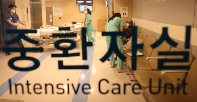 전공들의 집단 사직으로 의료공백 장기화하는 가운데 19일 서울 한 대형병원 중환자실 인근에서 의료진이 이동하고 있다. 연합뉴스