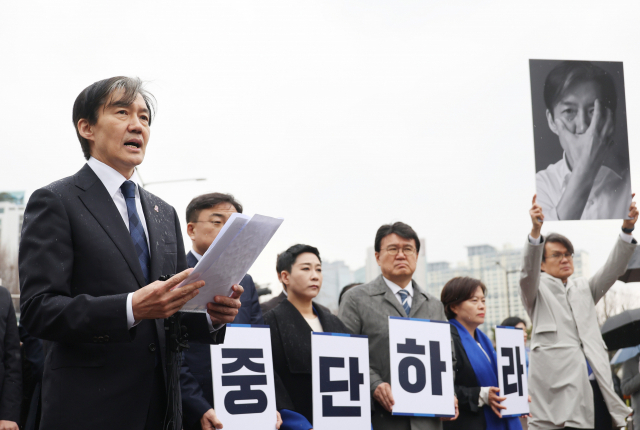 조국 조국혁신당 대표와 비례대표 후보자들이 19일 용산 대통령실 앞에서 관권선거 중단 등을 요구하며 정권 비판 기자회견을 하고 있다. 연합뉴스