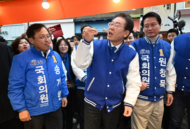 이재명(가운데) 더불어민주당 대표가 19일 강원 원주시 중앙시장의 한 점포에서 생선구이를 먹고 있다. 연합뉴스