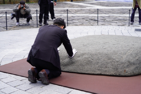 박용진 더불어민주당 의원이 19일 경남 김해시 진영읍 봉하마을을 찾아 고 노무현 전 대통령 묘역을 참배하고 있다. 사진 제공=박용진 의원실