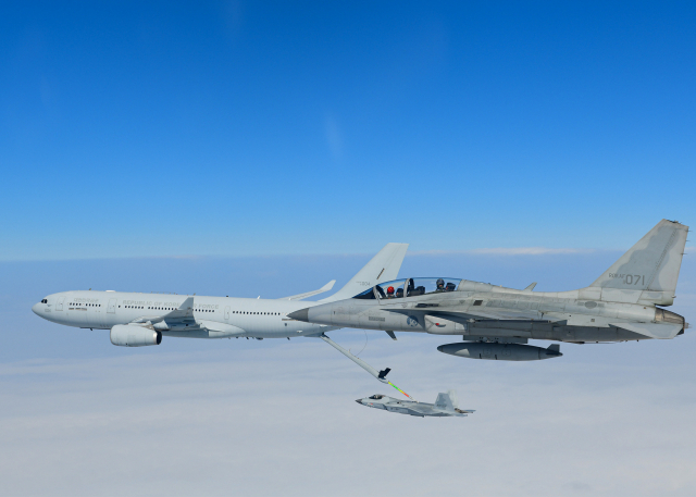 한국형전투기 KF-21, 남해 상공서 ‘공중급유 비행시험’ 첫 성공