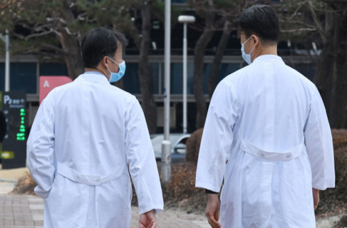 의료진들이 이동하는 모습. 오승현 기자