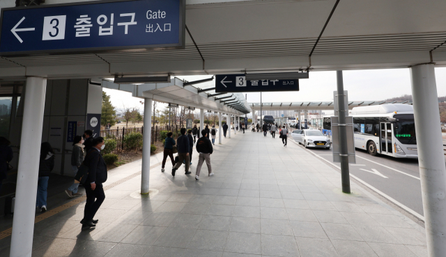 의대정원 증원을 둘러싼 의정갈등으로 의료 공백이 한 달 동안 이어진 19일 오전 서울 강남구 수서역 인근 대형 종합병원 셔틀버스 정류장이 의료공백 이전보다 한산하다. 연합뉴스