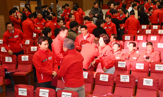 19일 서울 여의도 국회의원회관에서 열린 '제22대 국회의원선거 국민의힘 중앙선대위 발대식 및 공천자대회'에 참석한 여당 후보들이 덕담을 나누고 있다. 오승현 기자 2024.03.19