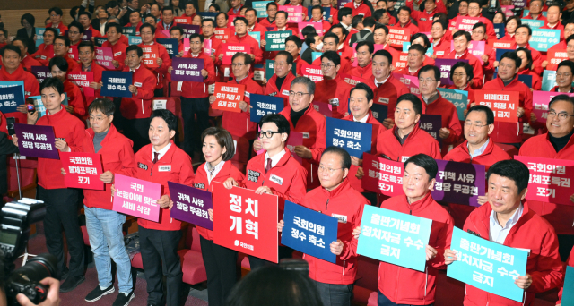 한동훈 국민의힘 중앙총괄선거대책위원장과 윤재옥·나경원·안철수·원희룡 공동선대위원장, 공천된 후보들이 19일 서울 여의도 국회의원회관에서 열린 '제22대 국회의원선거 국민의힘 중앙선대위 발대식 및 공천자대회'에서 ‘정치개혁’ 공약이 적힌 피켓을 들고 총선 필승을 다짐하고 있다. 오승현 기자 2024.03.19