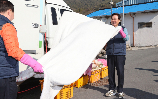 찾아가는 빨래방 이불세탁 봉사하는 박완수 경남도지사. 사진제공=경남도