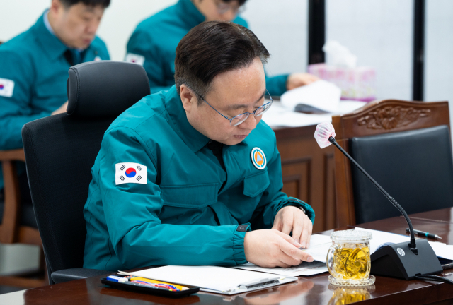 조규홍 보건복지부 장관이 20일 정부서울청사에서 의사 집단행동 중앙사고수습본부 회의를 준비하고 있다. 사진제공=복지부