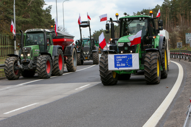 우크라이나 수입 농산물에 반대하는 폴란드 농부들이 17일 서부 스위코의 폴란드-독일 국경 근처에서 도로를 막고 시위하고 있다. EPA연합뉴스