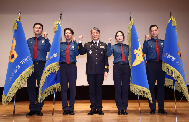 서울경찰청에서 열린 기동순찰대·형사기동대 합동 발대식에서 조지호 서울경찰청장이 기동순찰대장들에게 부대기를 전달한 뒤 기념촬영을 하고 있다. 연합뉴스