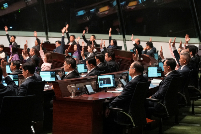 19일 홍콩 입법회에서 의원들이 ‘기본법 23조’로 불리는 국가보안법안의 2차 독회에서 투표를 하고 있다. 로이터연합뉴스