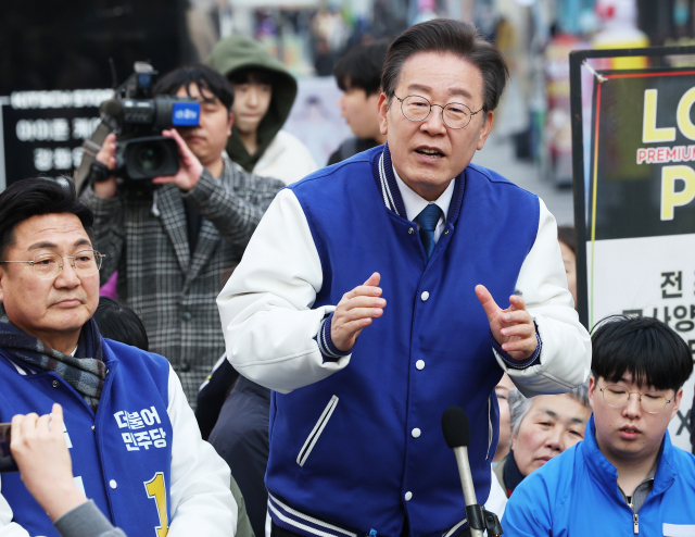 더불어민주당 이재명 대표가 19일 오후 경기도 이천시 중앙로 문화의 광장에서 발언하고 있다. 연합뉴스