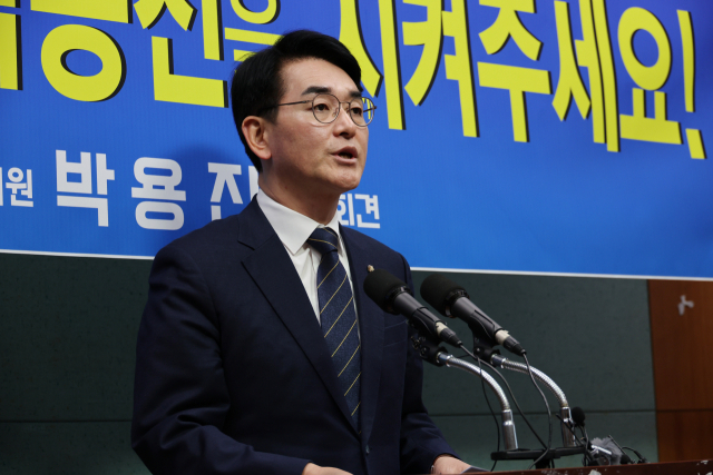 더불어민주당 서울 강북을 당내 경선에서 조수진 변호사와 맞붙게 된 박용진 의원이 18일 전북특별자치도의회에서 기자회견을 열고 지지를 호소하고 있다. 연합뉴스