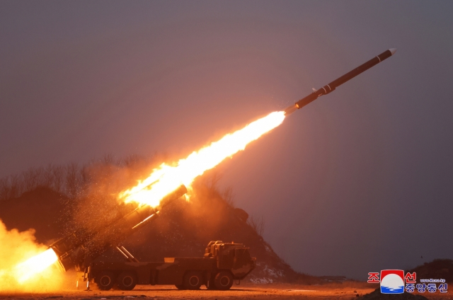 북한이 지난 1월 30일 공개한 전략 순항미사일 ‘화살-2형’이 지상에서 이동식발사대(TEL)를 활용해 발사되는 모습. 조선중앙통신·연합뉴스