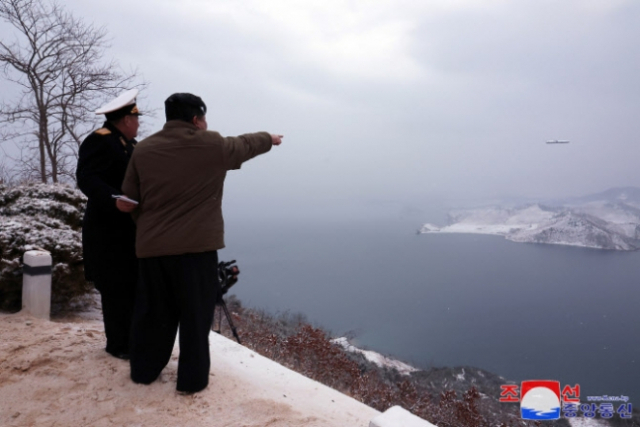김정은 북한 국무위원장이 지난 1월 28일 잠수함발사순항미사일(SLCM) 시험발사를 지도하는 모습. 조선중앙통신·연합뉴스