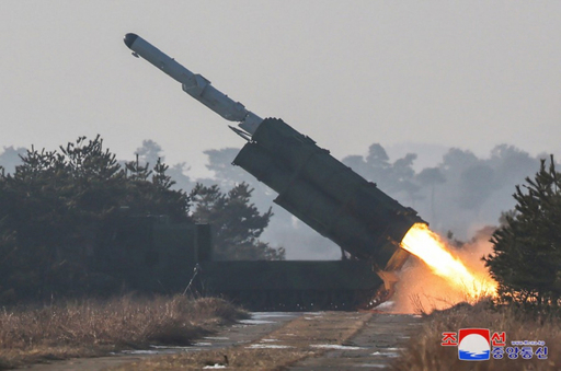 북한이 지난 2월 14일 공개한 대함미사일인 ‘바다수리-6형’이 발사되는 모습. 조선중앙통신·연합뉴스